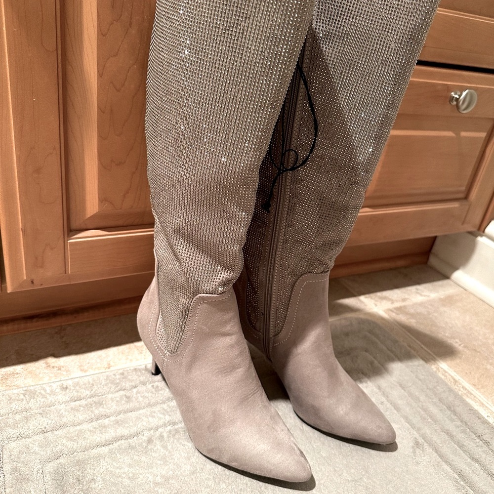 Women's Classic Pointed Toe, size 5.5 I think it fits 6.5 size